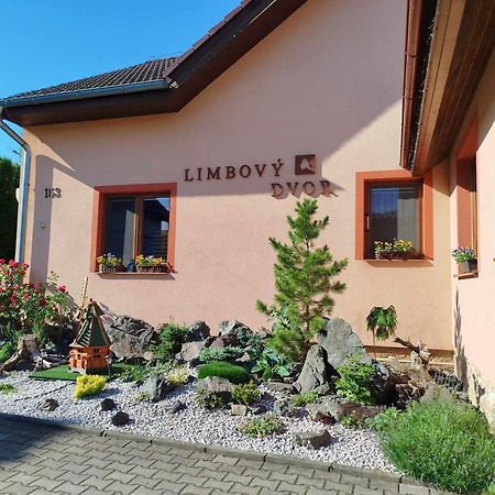 Pezion Limbovy Dvor Hotel Ménhárd Kültér fotó