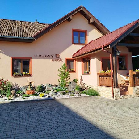 Pezion Limbovy Dvor Hotel Ménhárd Kültér fotó