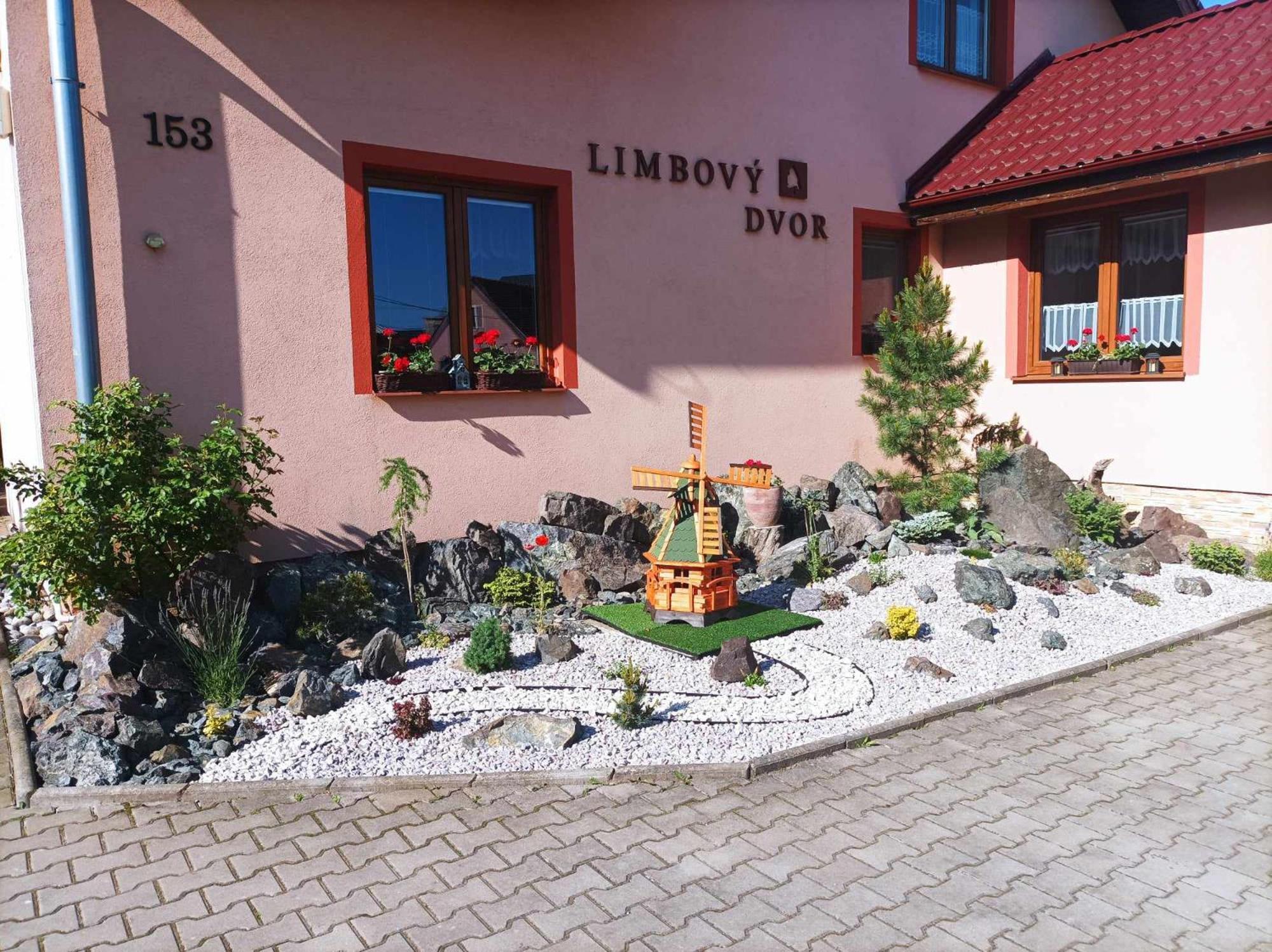 Pezion Limbovy Dvor Hotel Ménhárd Kültér fotó