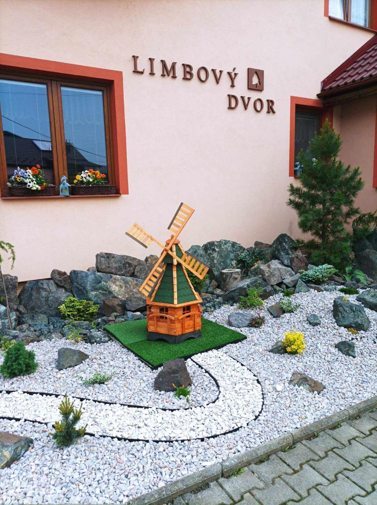 Pezion Limbovy Dvor Hotel Ménhárd Kültér fotó