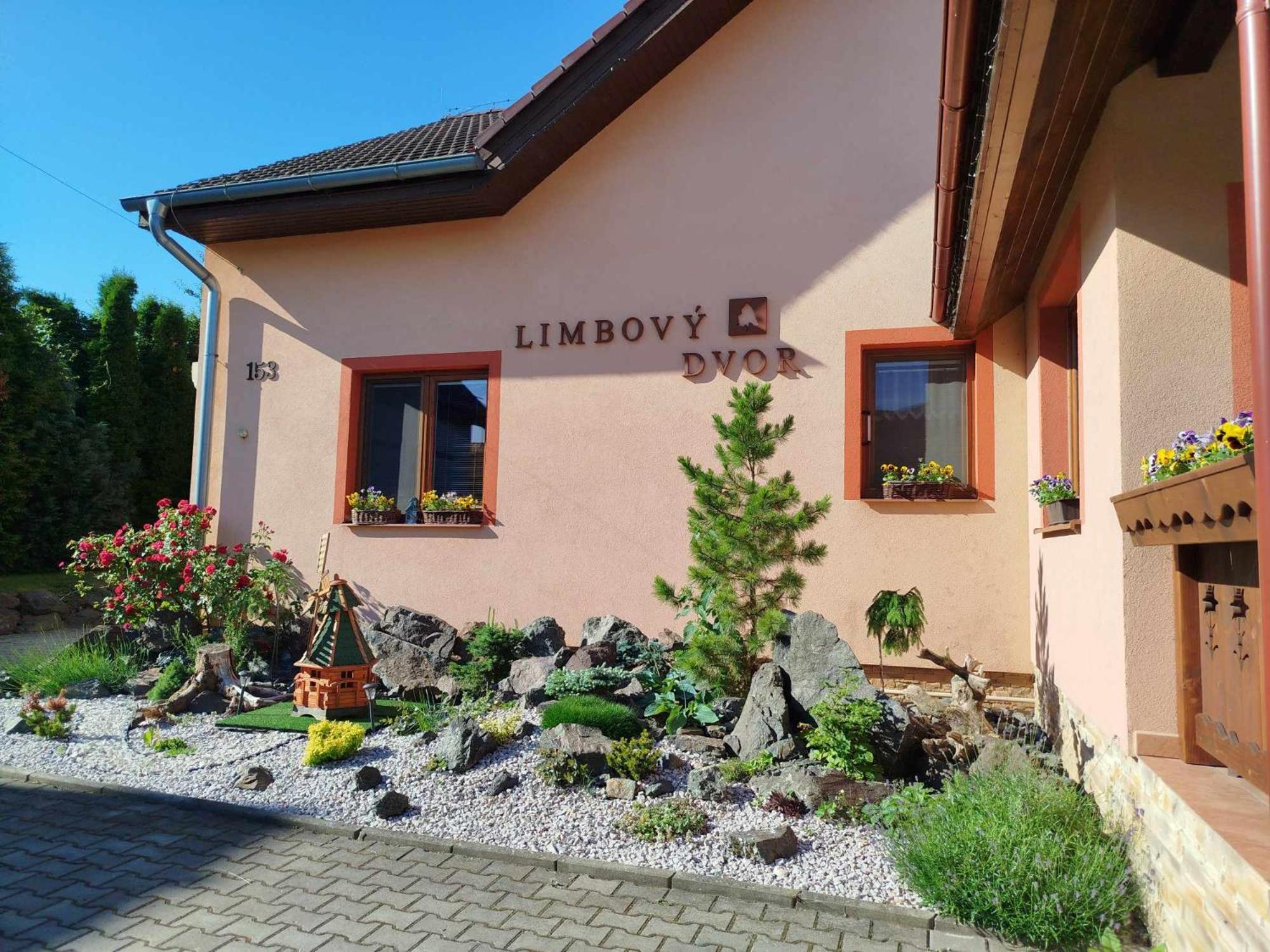 Pezion Limbovy Dvor Hotel Ménhárd Kültér fotó