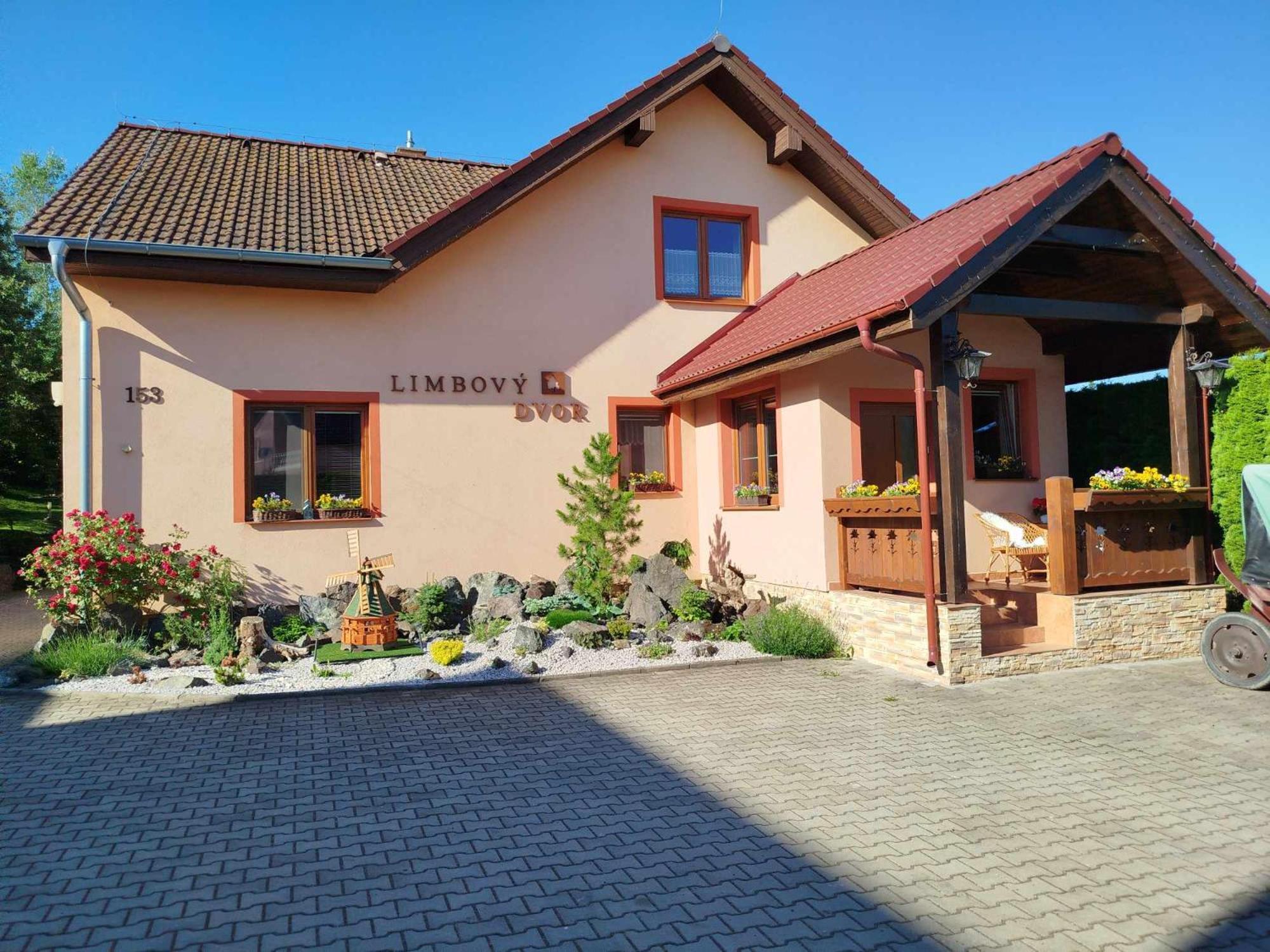 Pezion Limbovy Dvor Hotel Ménhárd Kültér fotó