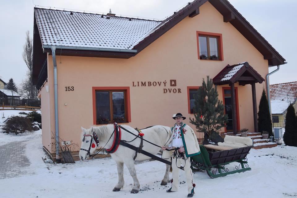 Pezion Limbovy Dvor Hotel Ménhárd Kültér fotó
