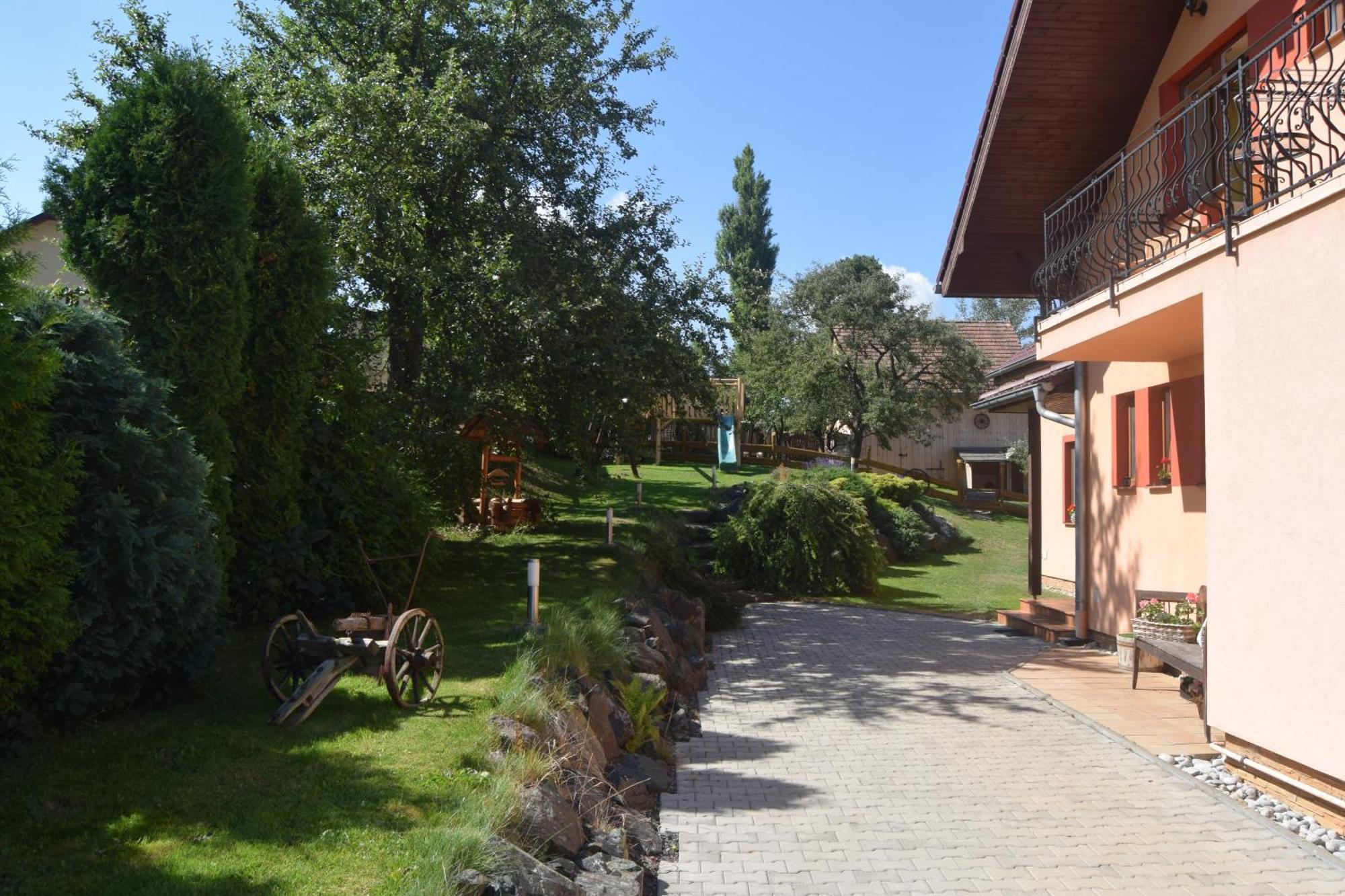 Pezion Limbovy Dvor Hotel Ménhárd Kültér fotó